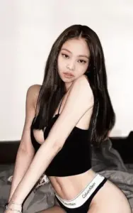 Bộ ảnh Blackpink dưới ánh nắng vàng nhấn vào nụ cười, dáng pose và màu hè rực