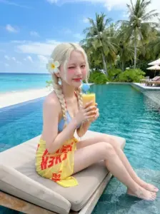 Bên hồ xanh, nàng tóc vàng cầm nước dừa trong bộ cosplay anime tươi sáng mùa hè