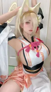 Tóc vàng cùng tai thú làm hot girl cosplay trắng hồng trông mềm mại trong ảnh indoor