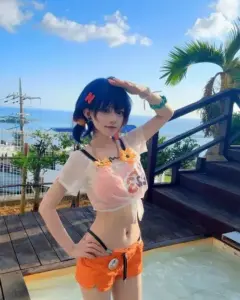 Lan can xanh cạnh hồ bơi làm nền cho cô gái tóc xanh trong cosplay bikini sexy
