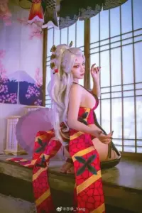 Không gian phòng hồng ôm lấy cô gái tóc sáng, tất caro và bikini nhìn rất nổi