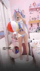 Bóng bãi biển cạnh giường làm nàng tóc sáng trong cosplay bikini sexy nổi bật