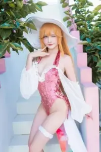 Áo khoác trắng hờ hững làm cô gái tóc vàng trong bikini hồng trông ngọt và duyên