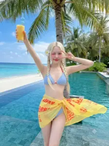 Nụ cười rạng rỡ của gái đẹp tóc vàng trong bikini xanh khiến khung hình tươi mát