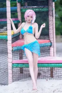 Mái tóc hồng và bikini xanh giúp cosplayer tạo dáng dễ thương bên hàng rào màu pastel