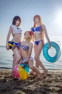Nhóm người đẹp diện bikini tạo dáng vui trên bãi biển, kèm phao tròn nhiều màu