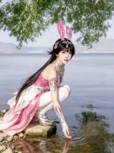 Mỹ nhân đội mũ lụa che nửa mặt, ánh mắt nhìn nghiêng tạo cảm giác bí ẩn