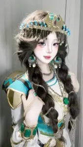 Cosplayer tóc đen cài trâm bạc, tạo dáng nghiêng mặt trong sân cổ đầy ánh nắng