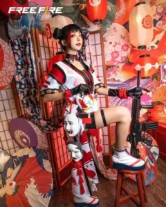 Cô nàng cosplay Free Fire đứng nghiêng bên mô hình súng với ánh mắt sắc và outfit chiến đấu ôm dáng