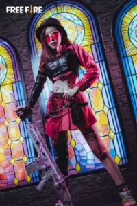 Nữ cosplayer tạo dáng giữa nền ánh đèn neon, tóc buộc cao và áo khoác tactical đầy cá tính