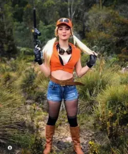 Nàng mỹ nhân trong concept Free Fire khoe dáng tự tin bên bối cảnh đường phố bụi bặm lúc chiều
