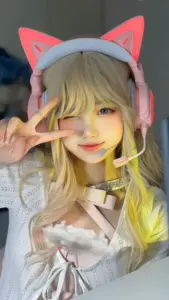 Nữ game thủ cosplay Free Fire diện áo crop top, đeo phụ kiện kim loại và tạo dáng đầy năng lượng