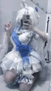 Trước gương, bộ váy xanh trắng bồng bềnh tạo cảm giác cosplay phong cách hentai dịu mắt