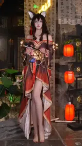 Giữa phố đèn lồng, cô gái tóc đen diện kimono đỏ tạo dáng dịu mà cuốn
