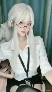 Cô gái tóc bạch kim đeo kính mặc sơ mi trắng, tạo chất cosplay hentai tinh tế