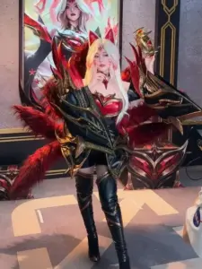 Nữ coser nhập vai Katarina với mái tóc đỏ rực, dao găm đôi và thần thái cực bén