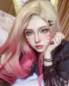 Nàng coser xinh hóa thân Ashe, cầm cung băng xanh và đứng giữa phông nền tuyết mờ ảo
