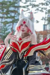 Thiếu nữ cosplay Riven với thanh kiếm lớn, tóc trắng ngắn và dáng đứng mạnh mẽ đầy cuốn hút