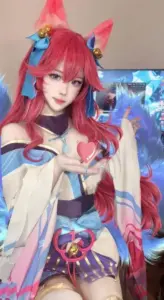 Nữ coser diện tạo hình LeBlanc tím sang chảnh, ánh mắt sắc và dáng đứng đầy mê hoặc