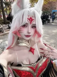 Thiếu nữ cosplay Lux trong bộ giáp sáng màu, mỉm cười dịu dàng giữa khung cảnh phép thuật lung linh