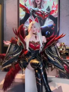 Người đẹp mặc trang phục Miss Fortune đỏ rực, đội mũ cao bồi và tạo dáng tự tin bên bến cảng