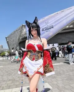 Nàng coser hóa thân Caitlyn với mũ tím, súng trường dài và ánh nhìn sắc sảo đầy kiêu kỳ