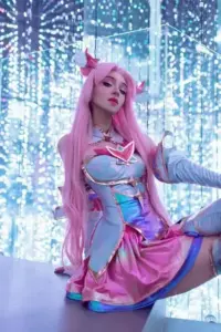 Cô nàng diện váy Seraphine hồng ngọt, tóc dài bồng bềnh và biểu cảm cute như idol sân khấu