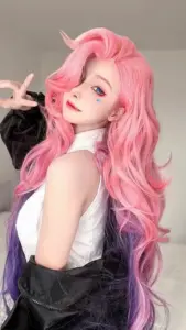 Bóng hồng nhập vai Evelynn với bodysuit tím đen, móng tay sắc và ánh mắt quyến rũ trong studio