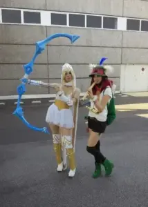 Người mẫu cosplay tóc bạch kim che một mắt, áo đen khoét ngực tạo nét cuốn hút