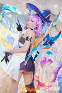 Ảnh cận cosplay cô gái tóc trắng giơ nắm tay, bodysuit xanh đen ôm dáng gọn