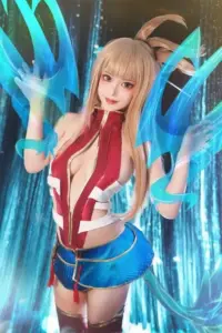 Khung ảnh nữ tướng tóc hồng ngồi bên thú bông, outfit xanh nổi dưới nắng cửa kính