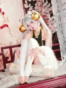Cô nàng cosplay mèo khoe thần thái ngọt ngào, dáng pose mềm và biểu cảm cực cuốn