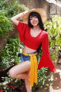 Người đẹp hóa thân Nico Robin với mái tóc đen dài, ánh mắt điềm tĩnh và váy tím thanh lịch