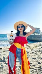 Coser diện váy đỏ kiểu Boa Hancock đứng nghiêng nhẹ, khoe thần thái kiêu sa giữa nền studio tối