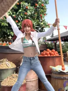 Cô gái cosplay Vivi với tóc xanh mềm, vương miện nhỏ và nụ cười dịu dàng rất đúng chất công chúa