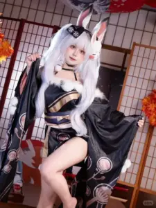 Người đẹp tóc trắng ngồi trước vách gỗ, outfit bunny girl đen trắng nhìn quyến rũ