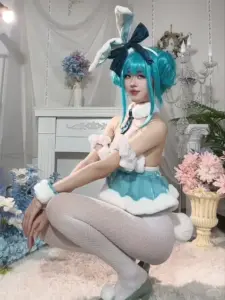 Bối cảnh pastel làm cô nàng thỏ Bunny tóc xanh trông ngọt ngào trong váy bèo