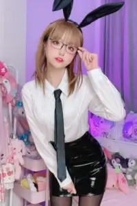Nền phòng tím giúp nàng tai thỏ tóc vàng đeo kính trông vừa cute vừa gợi cảm