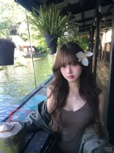 Góc quán nhiều cây làm nền cho nàng tóc mái áo đen, ánh mắt hơi trầm