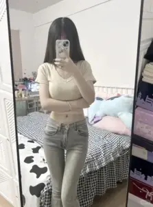 Qua gương phòng ngủ, nàng áo be quần xám cầm điện thoại che mặt thật tự nhiên
