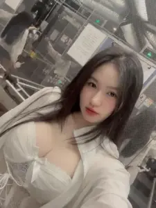 Trong toa tàu, cô gái da trắng vú bự mặc áo trắng, tóc dài xõa mềm.