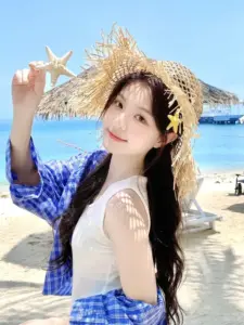 Trên bãi biển xanh cô gái đội nón rơm diện bộ xanh trắng cười tươi trong trẻo