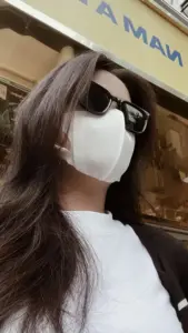 Bức ảnh gái xinh đeo khẩu trang trắng có góc nghiêng, tóc nâu dài và kính đen