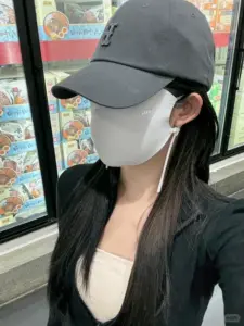 Hot girl đội mũ xám đeo khẩu trang trắng, blazer đen giúp dáng vẻ cuốn hút hơn