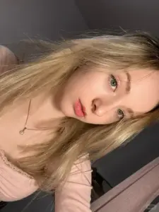 Mái tóc vàng xõa ngang gối, cô gái mặc áo hồng selfie cận mặt với đôi môi chúm chím