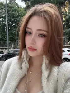 Gương mặt nghiêng nhẹ của cô nàng xinh xắn mặc áo lông trắng, tóc vàng buông mềm trước phố