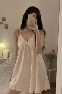Nàng che mặt trước gương, đồ ngủ ren trắng rủ nhẹ trong căn phòng ánh vàng