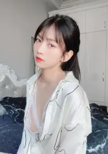 Gương mặt thanh tú diện đồ ngủ trắng, ánh mắt nghiêng nhẹ tạo vẻ quyến rũ rất mềm