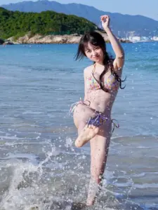 Giọt nước tung lên khi người đẹp cười tươi trong bikini hai mảnh nhỏ giữa sóng biển