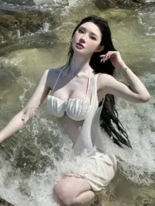 Bức hình ghi cô gái giữa làn nước, tóc dài buông ướt và ánh nhìn dịu